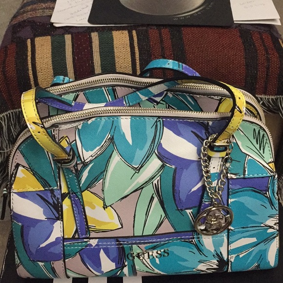 Beautiful Guess bag - Picture 1 of 4